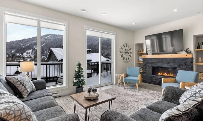 Sun Peaks Casa | Modern Townhome Lg Garage & Bike Tools!