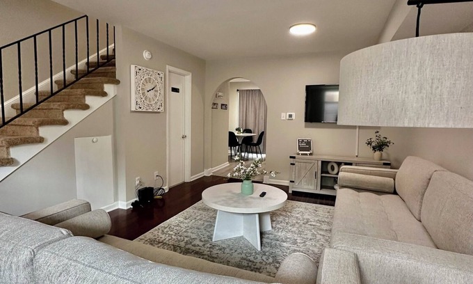 Gastonia Apartamento | Modern Townhome w/ Balcony Walk to FUSE Stadium