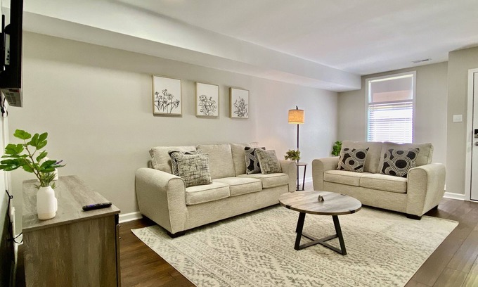 Gastonia Apartamento | Modern Townhome w/ Balcony Walk to FUSE Stadium