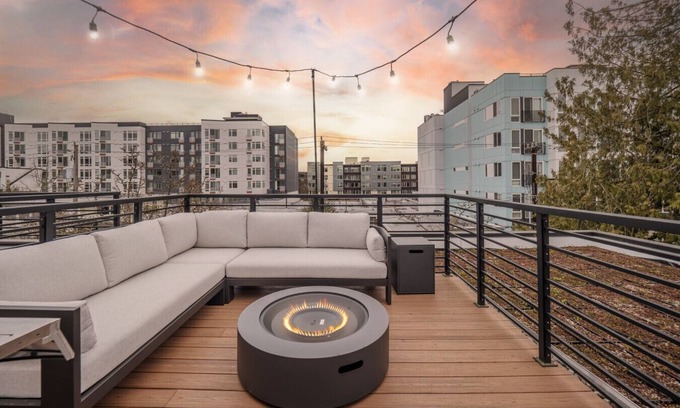 Green Lake Casa | Modern Townhome w/ Rooftop Deck, Walk to Greenlake
