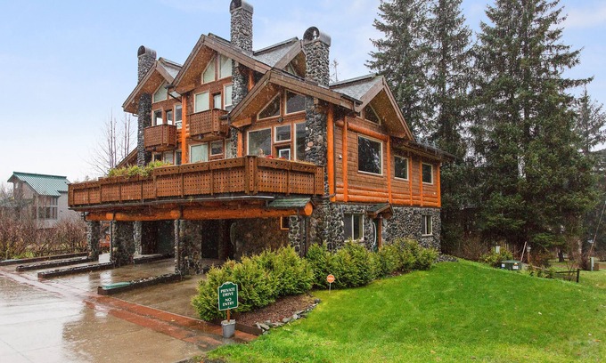 Alyeska Casa | Casa de pueblo moderna en excelente ubicación con vistas a la montaña y jacuzzi privado.