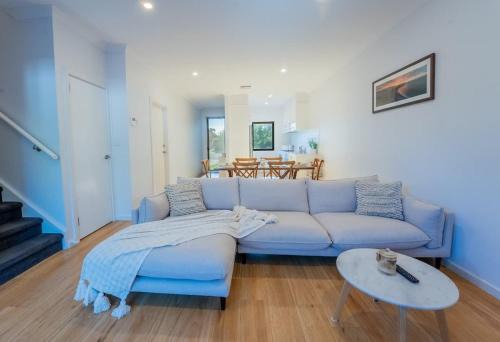 Christies Beach Casa | Modern Townhouse, Close to beach