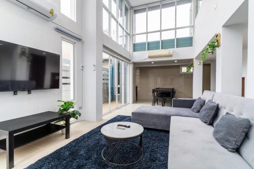 Wattana Villa | Modern Townhouse City Center 4 Floors 13 Guests