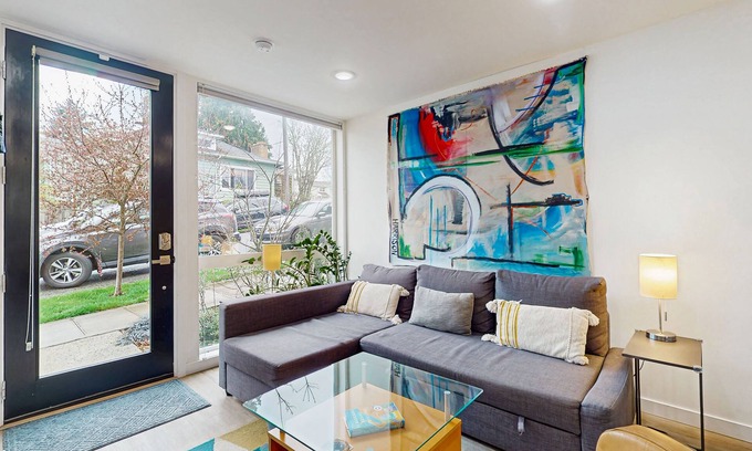 Judkins Park Casa | Modern Townhouse in Seattle’s Central District – Stunning Views & Prime Location
