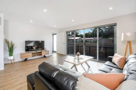 Blackmans Bay Casa | Modern Townhouse in the Bay 500m to beach