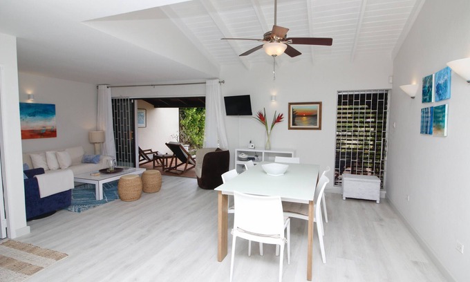 Worthing Casa | Modern Townhouse w/ Garden View + Walking Distance to Beach