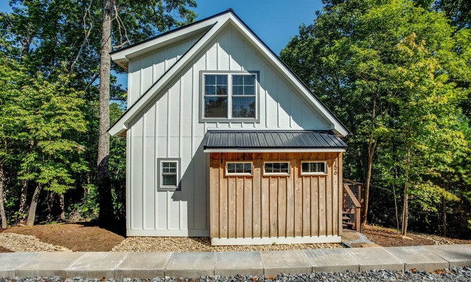 Valley Hill Casa | Modern Treetop Cottage with Covered Deck – Near Historic Hendersonville