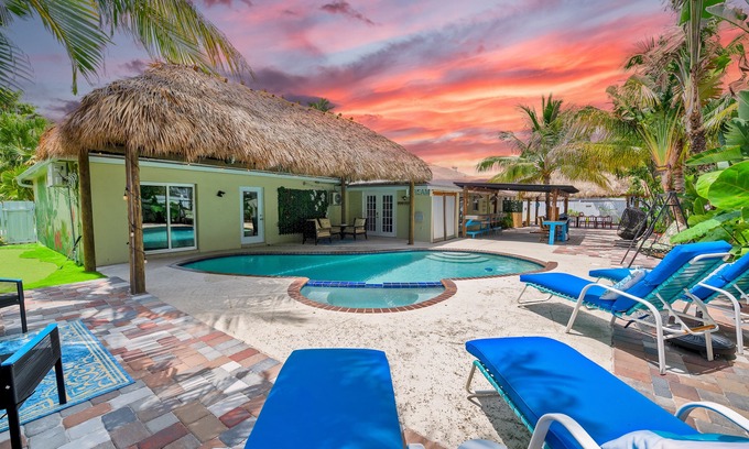 Boynton Beach Casa | Modern Tropical 5 bd, 4 bath, heated pool, Mini Golf, tiki hut, outdoor bar
