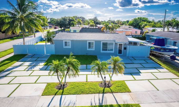 West Hollywood Casa | Modern Tropical Pool Oasis in Hollywood, Fire Pit, Tiki Bar Hot tub & More