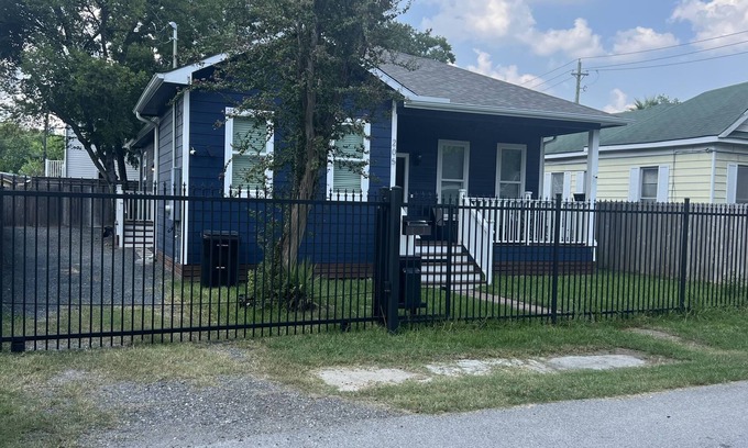 Northside Casa | Modern Two Bedroom House / Gated-parking Downtown