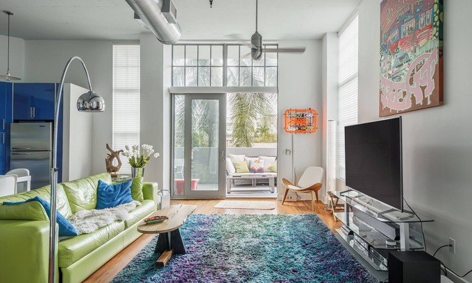 Pineapple Grove Arts District Condominio | Moderno Loft de dos dormitorios en el centro de Delray Beach.