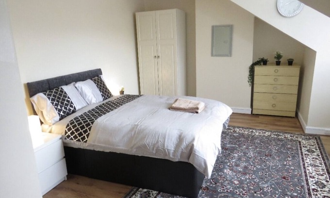 Harehills Casa | Modern Two Double Bed Full Entire House, Parking, WiFi
