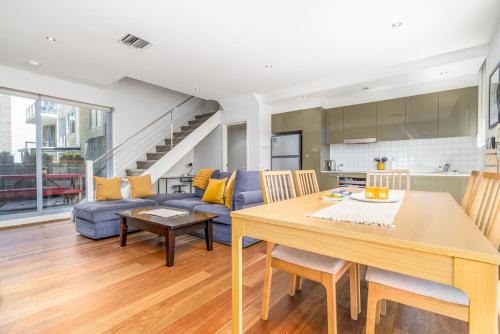 City West Apartamento | Modern Two-Story City Pad With Pool, Gym & Sauna