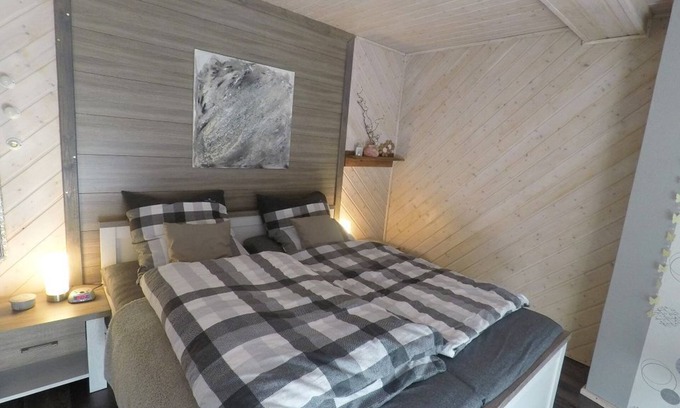 Kirchenlamitz Apartamento | Apartamento de 4 estrellas, moderno y de alta calidad, equipado "Blütentraum"