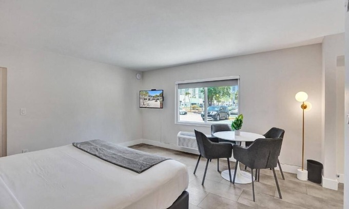 Galt Mile Hotel | Modern Unit with Relaxing Vibes – Explore Fort Lauderdale’s Scenic Coast