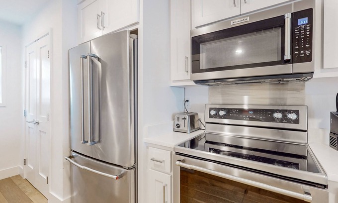 Malakoff Casa | Modern, updated 2-story townhomes with lake views