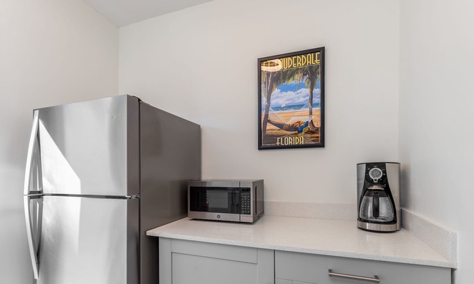 Colee Hammock Apartamento | Modern & Updated Suite. Walk to Las Olas!