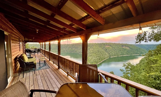 Baxter Cabina | MODERN UPSCALE CABIN WITH UNOBSTRUCTED LAKE & MOUNTAIN VIEWS