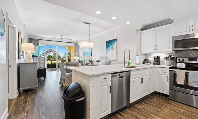 Fort Walton Beach - Destin Condominio | Modern Upscale Condo Ground floor with easy beach access. Beach Service included $60 day Value!