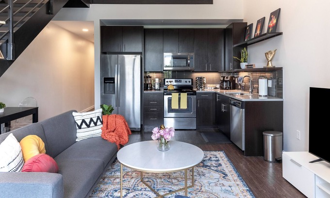 University Park Apartamento | Modern Upscale Studio Loft w/free parking & pool