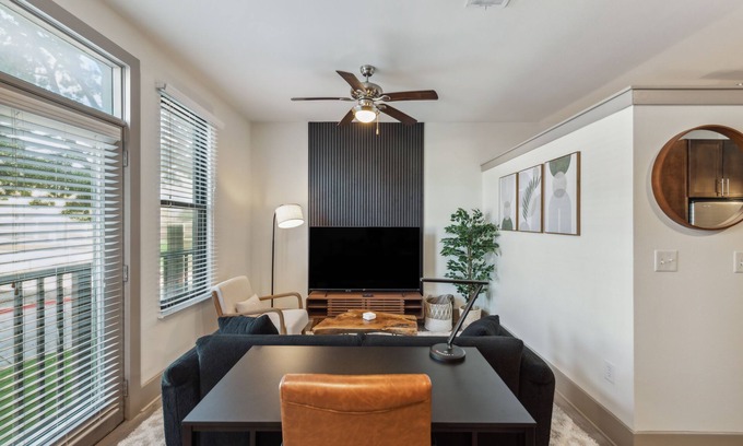 Cityplace Apartamento | Modern Uptown Gem. Free Parking. Pet Friendly!