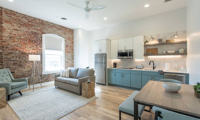 Knoxville Apartamento | Modern urban flat sleeps 4. Quiet and walkable close to restaurants and bars.