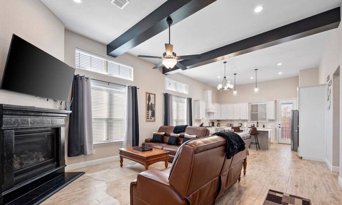 South Arlington Casa | Modern Urban Retreat - Just outside the Main City