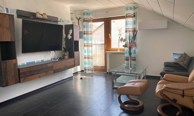 Kirchheim am Neckar Apartamento | Modern vacation apartment Neckarschleife, air conditioning living area and bedroom