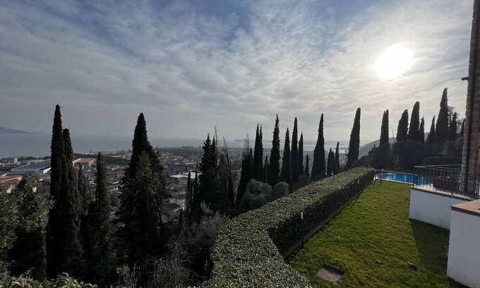 Pulciano Apartamento | Modern vacation apartment with fantastic lake view, terrace, balcony & infinity pool
