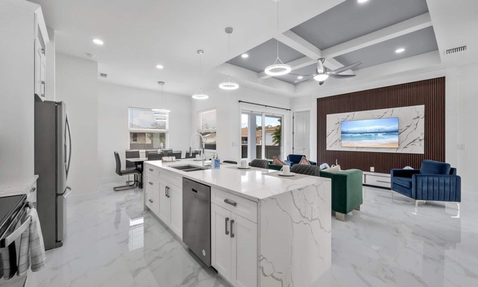 Sunshine Casa | Modern Vacation Home Fully Fences Near Airport