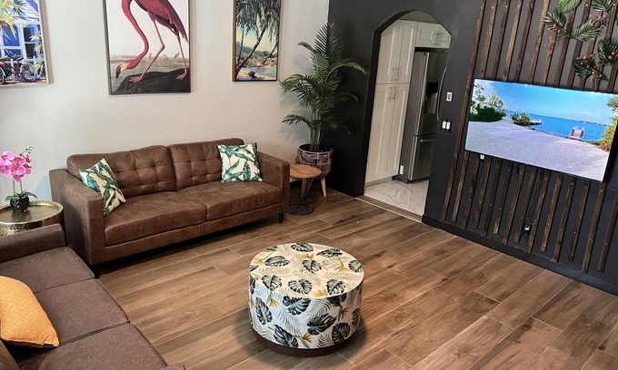 North Miami Casa | Modern Vacation Home with pool- Conveniently located to Restaurants & Beach