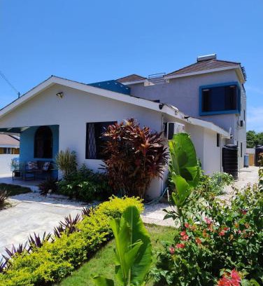 Falmouth Casa | Modern vacation home near beach
