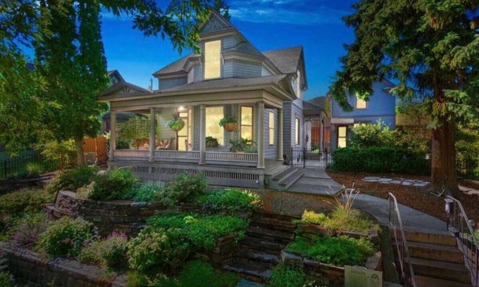 Helena Casa | Modern Victorian - walk to downtown and trails!