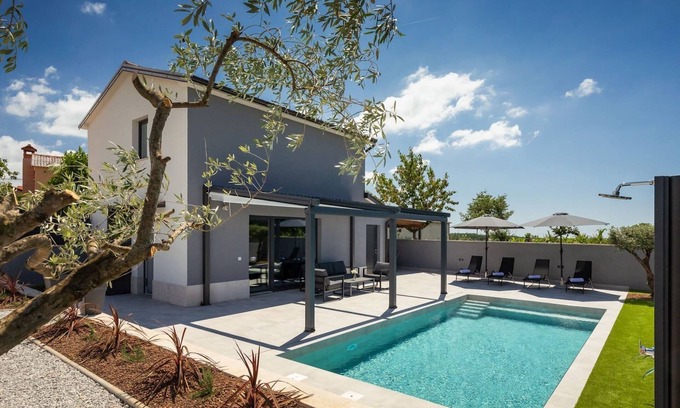 Tinjan Villa | Villa Ana by Villas Guide
