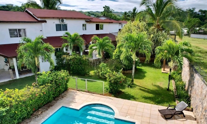 El Callejon Condominio | Modern Villa by Playa Bonita/Gated Pool/Hammock/Air Conditioned/Outdoor Dining