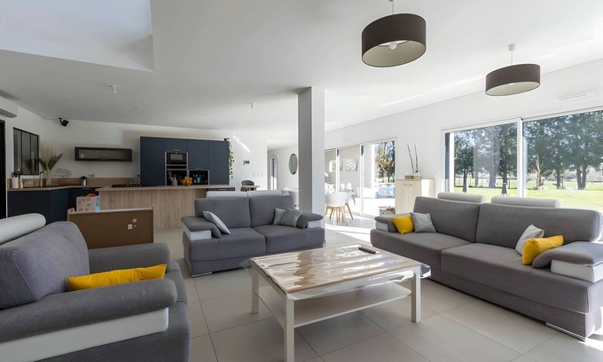 Yvre-l'Eveque Villa | Villa moderna para 10 personas con piscina privada