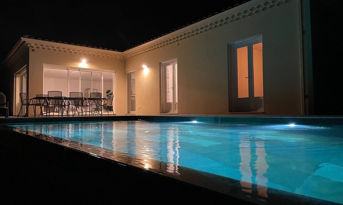 Venejan Casa | Villa moderna en el corazón de la naturaleza con magníficas vistas y piscina infinita.