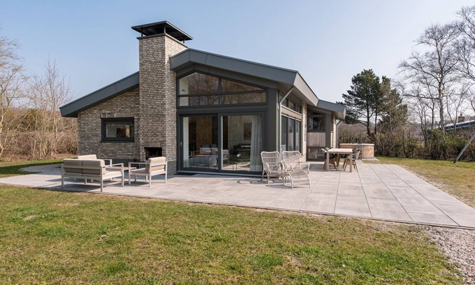 Ballum Casa | Modern villa Klaver Vier with south-terrace, sauna, jacuzzi and outdoor fireplace