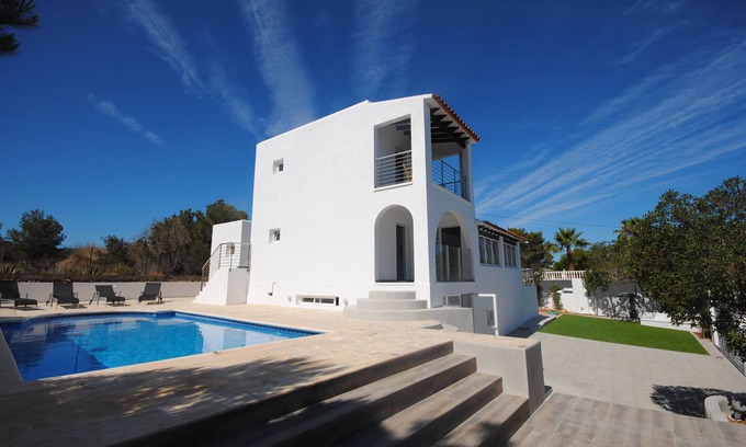 Bahía de San Antonio Villa | Villa moderna con piscina privada, cerca de la playa y bahía de San Antonio