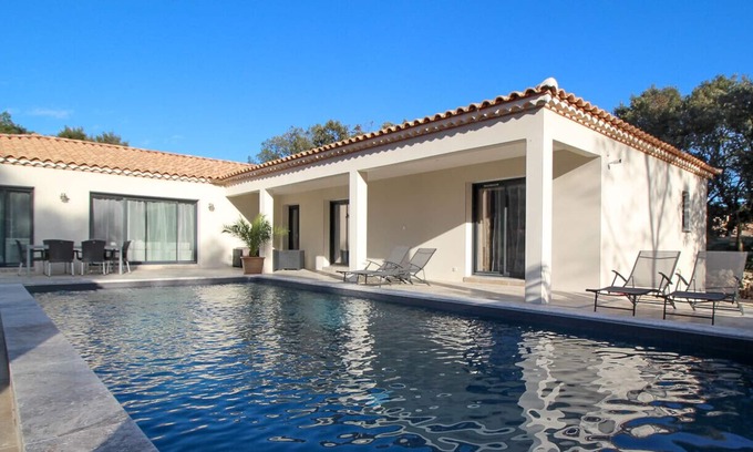 Saint-Siffret Villa | Moderna villa con aire acondicionado, piscina, jacuzzi y petanca cerca de Uzès