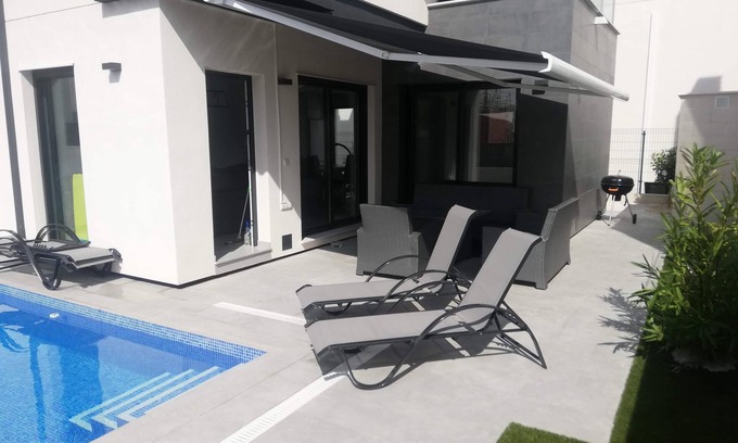 Orihuela Costa Villa | Villa moderna con piscina privada.