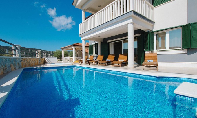 Marina Villa | Villa moderna con piscina privada y barbacoa, cerca de TROGIR y SPLIT