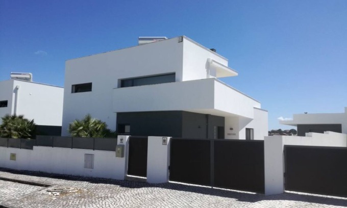Nadadouro Villa | Villa moderna con piscina y terraza, cerca de la Bahía de Obidos