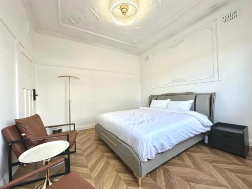 Bankstown Casa | Modern Vintage King and Single Rooms