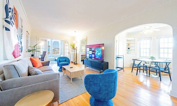 West Plaza Apartamento | Modern Vintage Plaza Penthouse