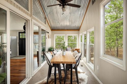 The Woods Casa | Modern w Hot Tub, Sauna, WiFi, Fire Pit, Grill, Deck