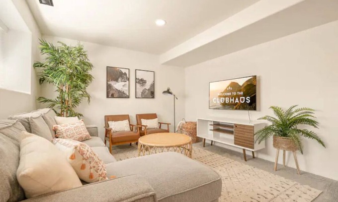 Northeast Colorado Springs Apartamento | Modern walk-out apartment centrally located in COS!
