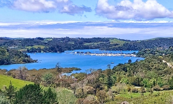 Warkworth Casa | Modern warm house short 5 minute drive from Matakana. Walk to great vineyards