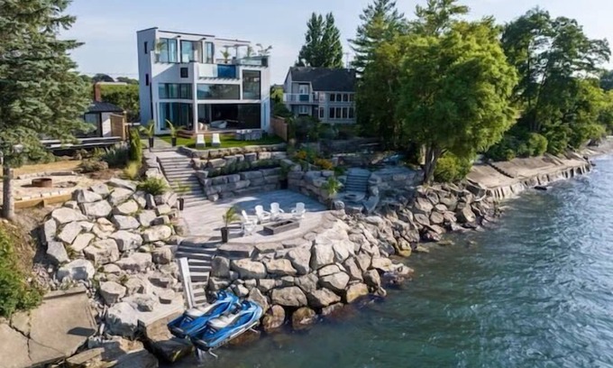 Niagara-on-the-Lake Casa | Modern Waterfront House - Custom Built!