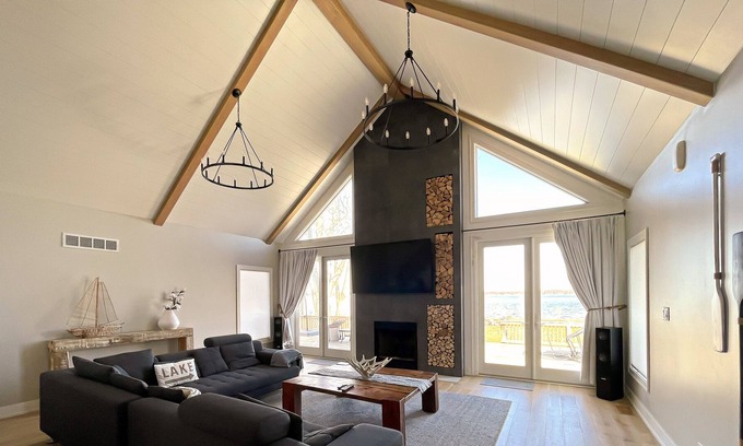 Bass Lake Casa | Modern Waterfront Lakehouse/1H Notre Dame/2H Chicago